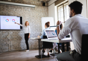 Insegnante che spiega dei concetti utilizzando una lavagna